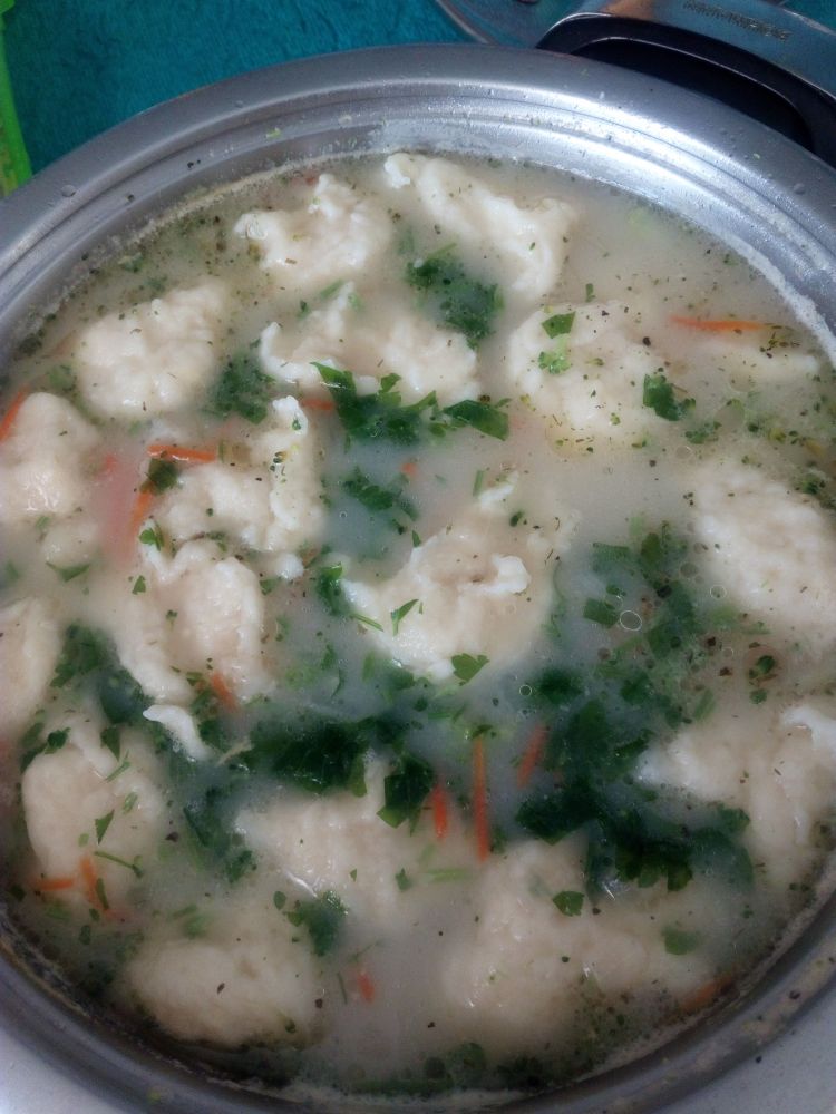 Сырный суп с клецками и брокколи.